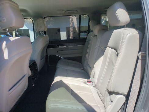 Certified 2024 Jeep Wagoneer Series II w/ Flexible Seating Group image 15
