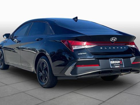 Used 2024 Hyundai Elantra SE FWD image 3