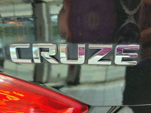 Used 2017 Chevrolet Cruze LT FWD image 13