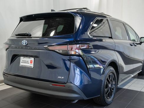 Used 2025 Toyota Sienna XLE FWD image 4