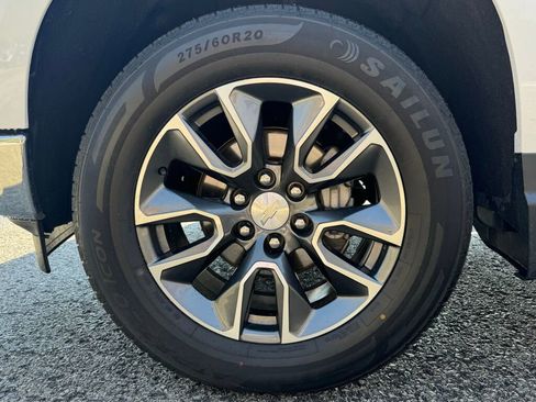 Used 2022 Chevrolet Silverado 1500 LT AWD/4WD image 9