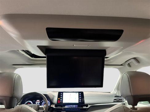 Used 2022 Toyota Sienna Limited image 27