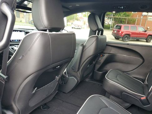 Used 2026 Chrysler Pacifica Limited w/ S Appearance Package FWD image 12