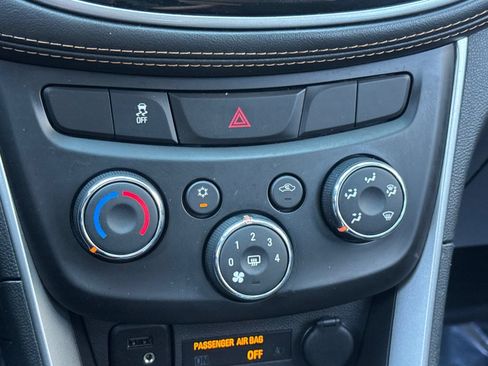 Used 2021 Chevrolet Trax LT w/ Driver Confidence Package FWD image 32