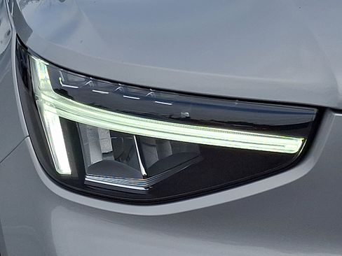 Certified 2025 Volvo XC40 B5 Core image 9