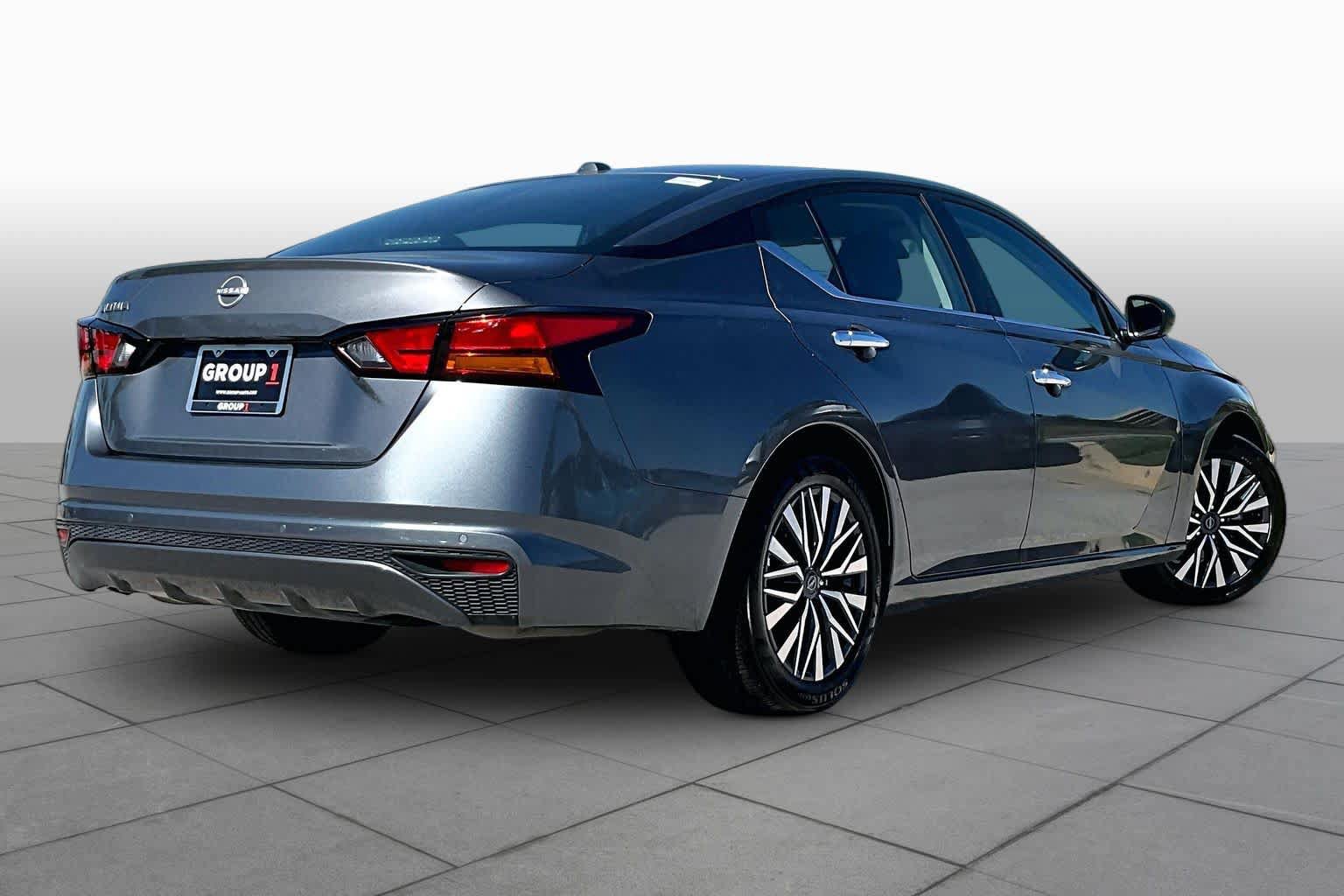 Used 2025 Nissan Altima 2.5 SV FWD image 13