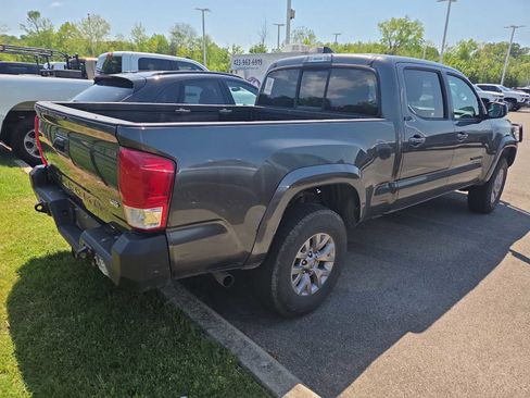 Used 2016 Toyota Tacoma SR5 w/ SR5 Appearance Package (SN) AWD/4WD image 4
