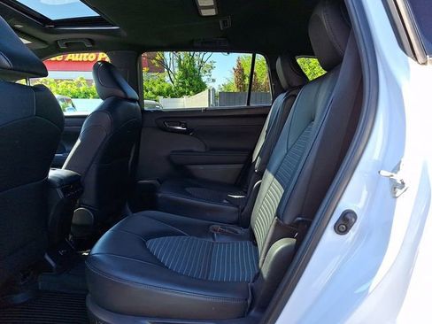 Used 2023 Toyota Highlander XSE AWD/4WD image 10