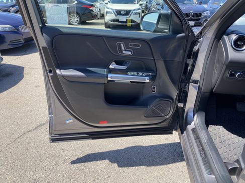 Used 2020 Mercedes-Benz GLB 250 4MATIC w/ Premium Package image 16