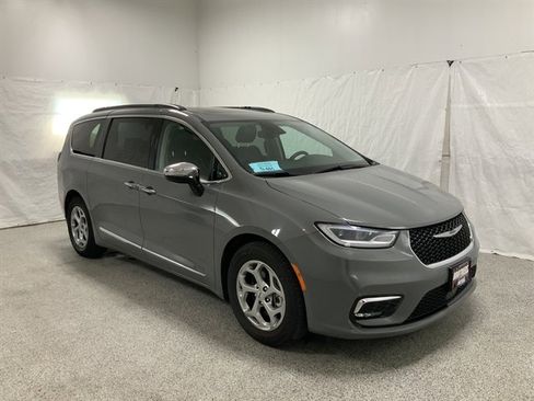 Used 2023 Chrysler Pacifica Limited image 5