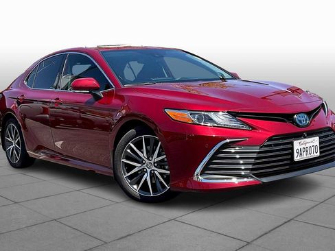 Used 2022 Toyota Camry XLE w/ Navigation Upgrade Package FWD image 2