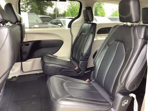 Used 2023 Chrysler Pacifica Touring-L image 19