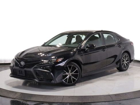Used 2023 Toyota Camry SE image 1
