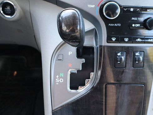 Used 2014 Toyota Venza XLE image 39