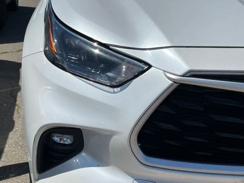 Used 2022 Toyota Highlander XLE AWD/4WD image 14