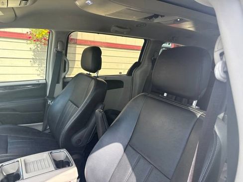 Used 2013 Chrysler Town & Country Touring-L w/ Driver Convenience Group FWD image 10