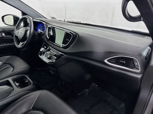 Used 2025 Chrysler Pacifica Select FWD image 29