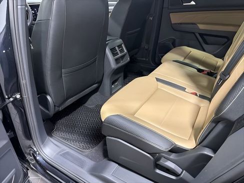 Used 2023 Volkswagen Atlas Cross Sport SE w/ Black Wheel Package image 28