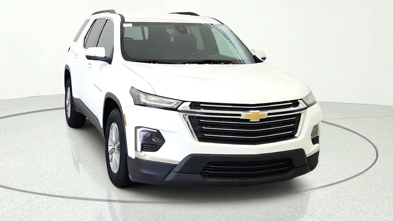 Used 2023 Chevrolet Traverse LT FWD image 2