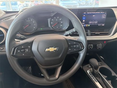 Certified 2025 Chevrolet Trax LS image 18