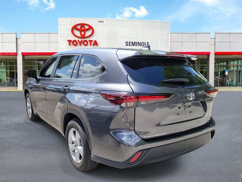 Used 2025 Toyota Highlander LE FWD image 4