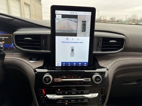 Used 2023 Ford Explorer Platinum w/ Technology Package image 17
