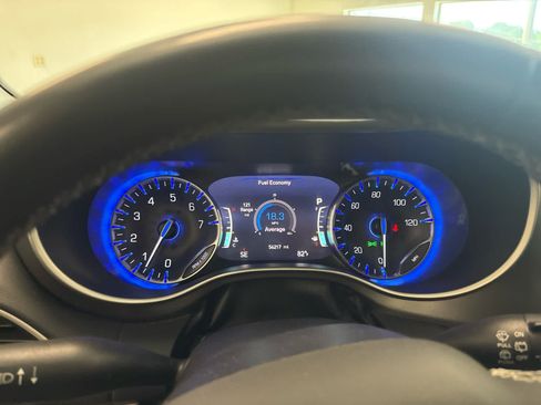 Used 2022 Chrysler Pacifica Touring-L FWD image 32