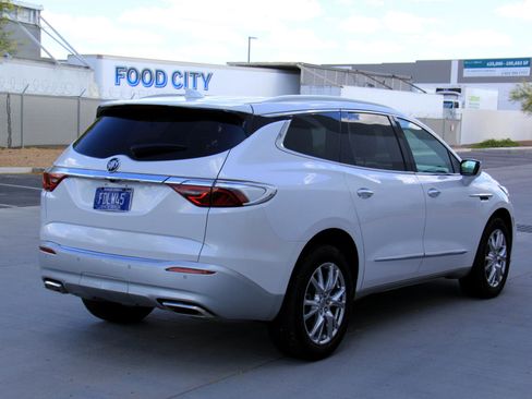 Used 2024 Buick Enclave Essence image 3