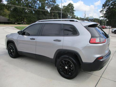 Used 2021 Jeep Cherokee Latitude FWD image 22