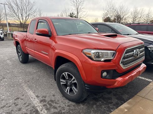 Used 2017 Toyota Tacoma TRD Sport image 16
