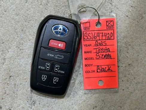 Certified 2025 Toyota Sienna Platinum image 33