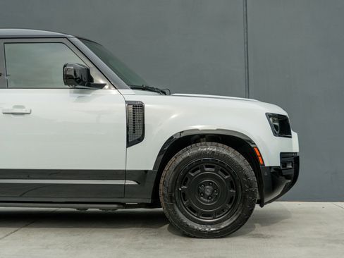 Used 2023 Land Rover Defender 110 image 32