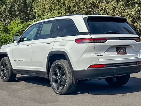 Used 2023 Jeep Grand Cherokee Altitude AWD/4WD image 6