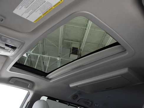 Used 2015 Toyota Sienna XLE Premium FWD image 9