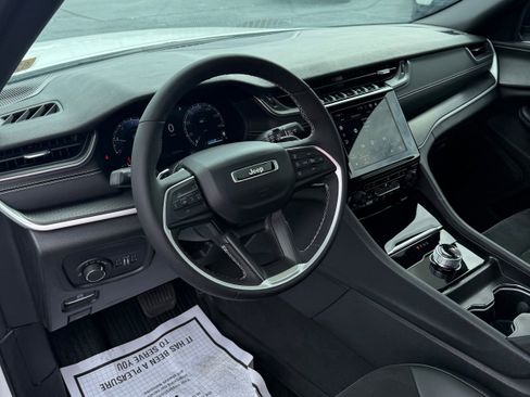 Used 2024 Jeep Grand Cherokee Altitude image 16