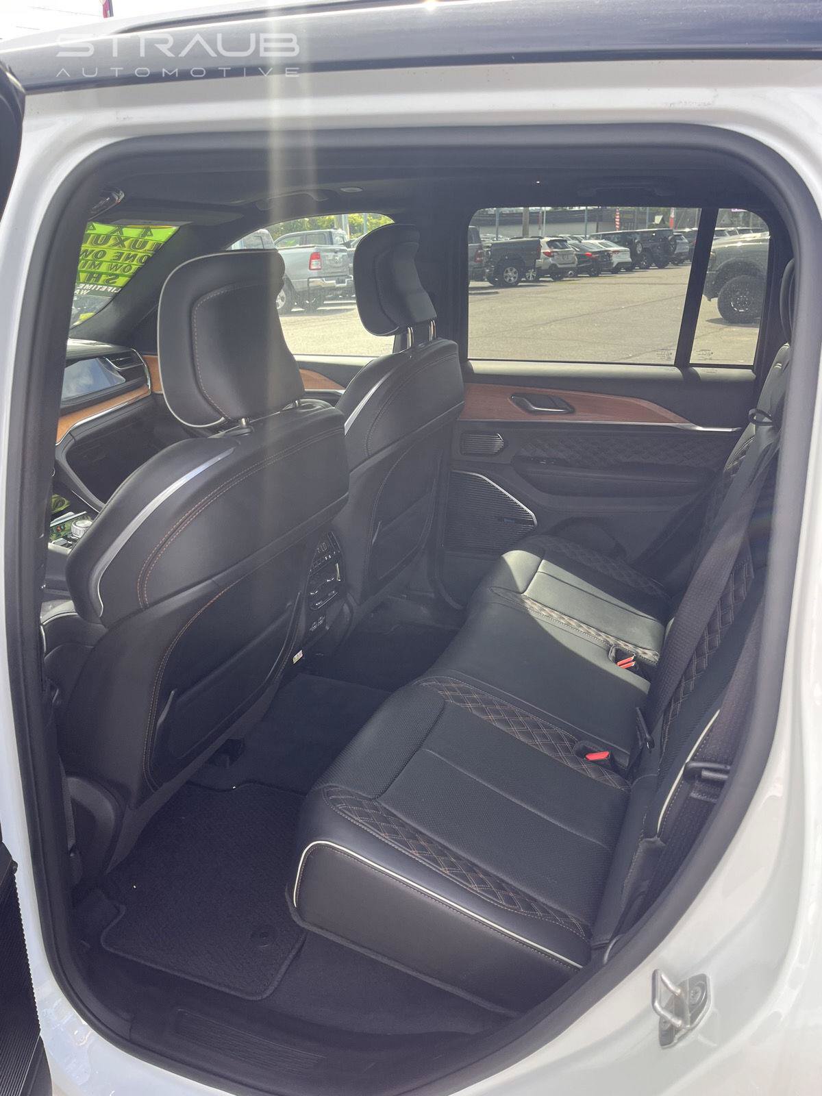 Used 2023 Jeep Grand Cherokee Summit AWD/4WD image 17