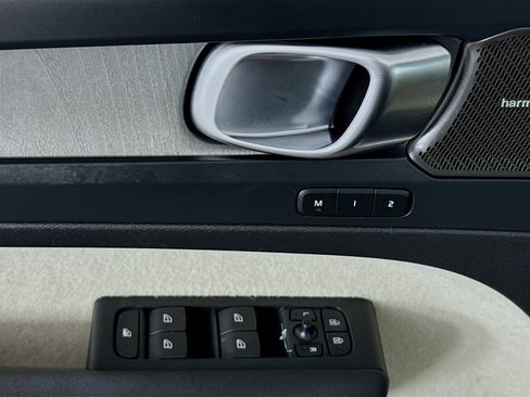 Used 2023 Volvo XC40 B4 Ultimate image 23