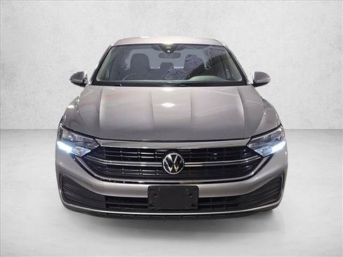 Used 2024 Volkswagen Jetta SE FWD image 2