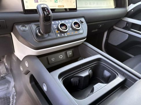 Used 2024 Land Rover Defender 130 X-Dynamic SE image 27