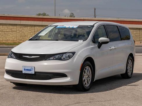 Used 2023 Chrysler Voyager LX FWD image 4
