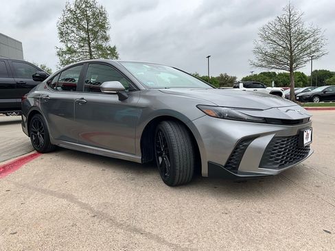 Used 2025 Toyota Camry SE image 4