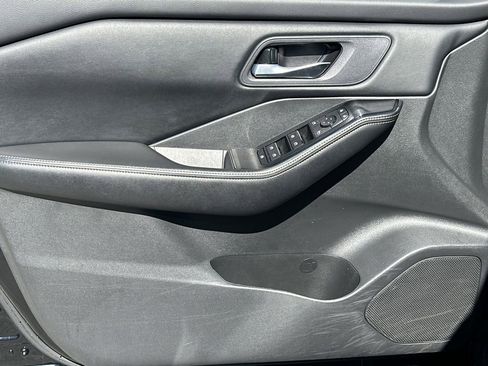 Used 2025 Nissan Rogue SV image 10