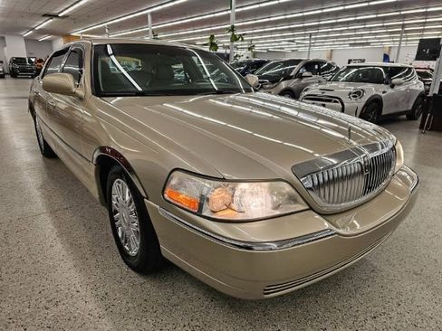 Used 2010 Lincoln Town Car Signature Limited image 3