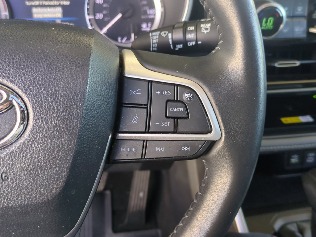 Used 2024 Toyota Highlander XLE AWD/4WD image 26