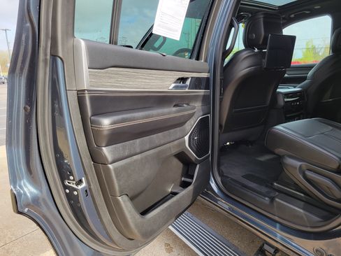 Used 2024 Jeep Wagoneer Series III w/ Premium Group I AWD/4WD image 16