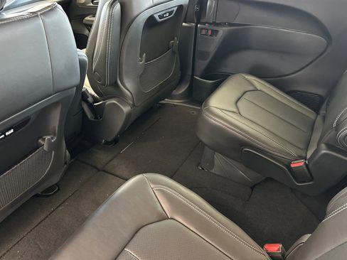 New 2025 Chrysler Pacifica Select image 9