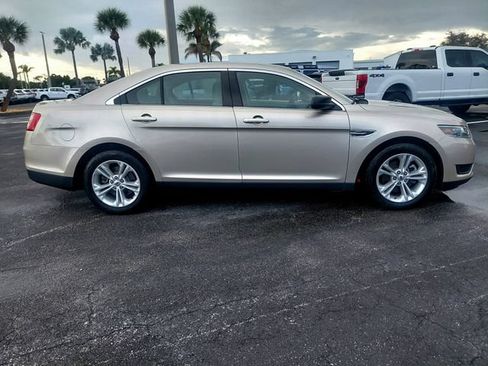 Used 2018 Ford Taurus SE FWD image 3