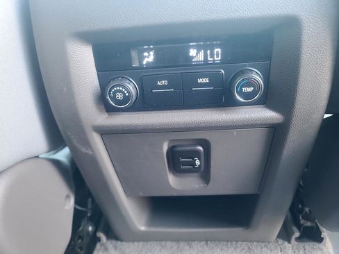 Used 2019 Chevrolet Traverse LT image 19