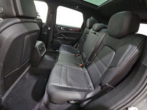 Used 2023 Porsche Cayenne AWD/4WD image 16