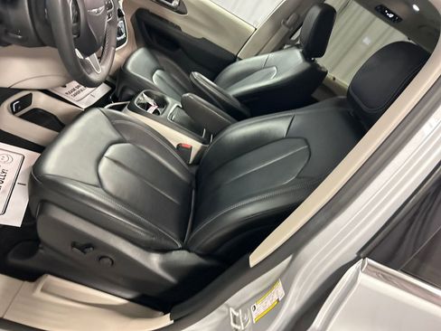 Used 2024 Chrysler Pacifica Touring-L image 12